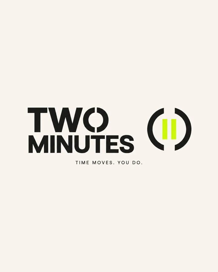 Логотип TWO MINUTES на светлом фоне